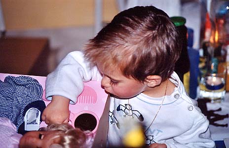alex et la poupee.jpg (35428 bytes)