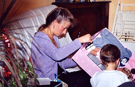 isa & la boite.jpg (40357 bytes)